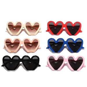 Set de gafas de sol de fiesta con forma de corazón para niños en varios colores