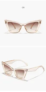 Vue de face et de côté de lunettes de soleil œil-de-chat champagne à verres dégradés