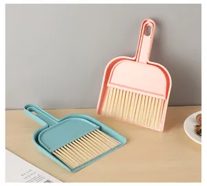 Vista dettagliata dei set mini scopa e paletta rosa e blu per pulizia tavolo