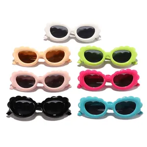 Occhiali da sole colorati per bambini con montatura ondulata a nuvola e lenti ovali.