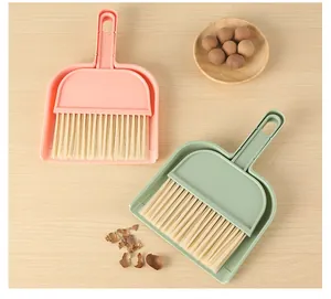 Mini set scopa e paletta con setole morbide per la pulizia domestica della scrivania