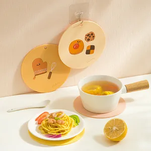 Set di sottopentola e sottobicchieri in silicone con motivi a cartoni animati