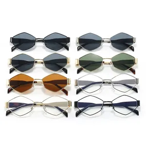 Lunettes de soleil géométriques en métal avec branches larges en plusieurs couleurs