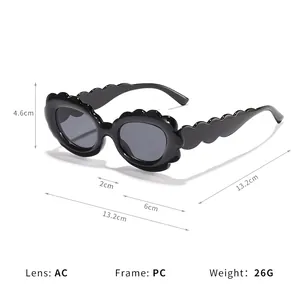 Occhiali da sole alla moda per bambini con montatura a nuvola smerlata e lenti ovali