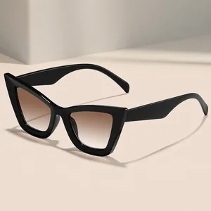 Lunettes de soleil papillon noires avec verres dégradés marron pour un look estival chic