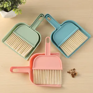 Mini set scopa e paletta con setole morbide in tre colori pastello per la pulizia del tavolo