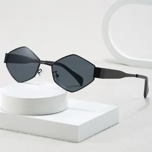 Lunettes de soleil élégantes en métal à polygone irrégulier pour femmes, design à branches larges