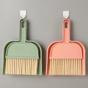 Mini set scopa e paletta in verde e rosa, ideale per la pulizia della scrivania e tastiera