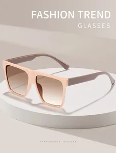 Zijdelings zicht op oversized vierkante zonnebril met beige montuur op een standaard