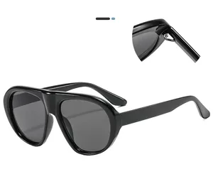Stilvolle übergroße schwarze Retro-Fliegerbrille für Damen mit Scharnierdetailansicht