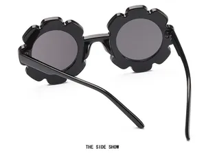 Detaillierte Seitenansicht der schwarzen blumenförmigen Kindersonnenbrille auf weiß