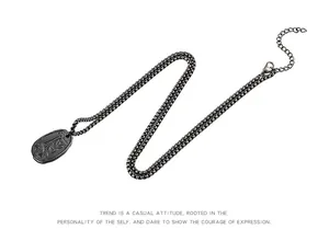 Vue détaillée du collier en acier titane vintage avec pendentif calligraphie chinoise