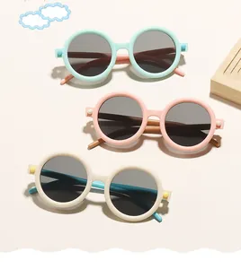 Ronde color-blocked kinderzonnebril in munt, roze en beige frames voor UV-bescherming