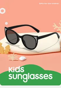 Dettaglio occhiali da sole cat-eye per bambini con glitter su montatura nera.