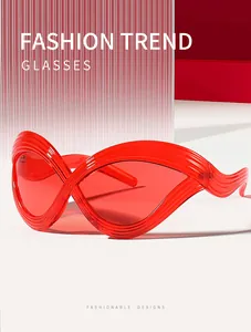 Detailansicht der markanten roten Oversized-Cat-Eye-Sonnenbrille mit Linientextur