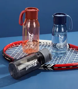 Vue rapprochée de bouteilles d'eau de sport en PCTG avec texture transparente et logo