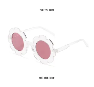 Seitenansicht der blumenförmigen Kinder-Sonnenbrille mit transparentem Rahmen