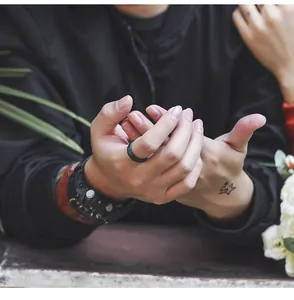 Gedetailleerde close-up van een minimalistische zwarte matte ring van titaniumstaal