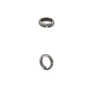 Dettaglio di un anello vintage in acciaio al titanio con motivo a battistrada unico