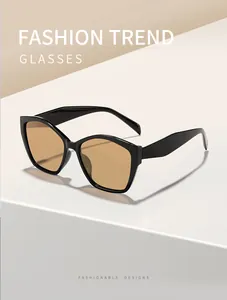 Detailweergave van trendy zwarte cat-eye zonnebril met warm getinte UV-glazen