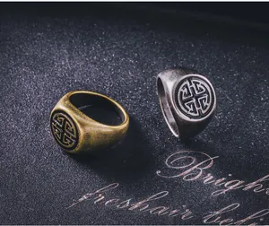 Nahaufnahme von Vintage-Titanstahlringen mit traditionellen chinesischen Glücksmustern