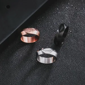 Minimalistische geometrische titanium stalen ringen met Free en Power gravure voor unisex