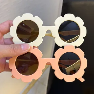 Süße Kindersonnenbrille in Blumenform für Mädchen in den Farben Creme und Pfirsich
