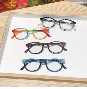 Détail de lunettes anti-lumière bleue carrées avec divers motifs colorés tendance