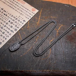 Collier vintage en acier titane de style chinois avec pendentif confucéen gravé