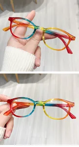 Gros plan de montures de lunettes en acrylique dégradé arc-en-ciel au design carré élégant.