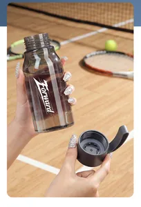 Vue détaillée de la gourde de sport en PCTG gris foncé avec bouchon à boire direct.