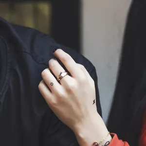 Minimalistische roségouden geometrische ring voor heren en dames gravure