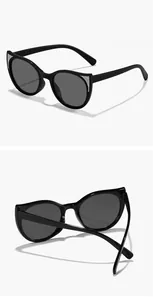 Occhiali da sole cat-eye per bambini con montatura nera e dettagli in glitter fini