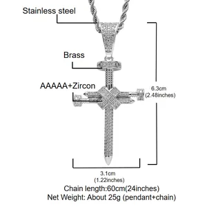 Vue détaillée du pendentif croix en clou hip hop avec pierres de zircon et dimensions.