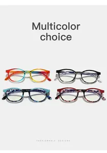 Gros plan montrant quatre variantes colorées de montures de lunettes carrées anti-lumière bleue.