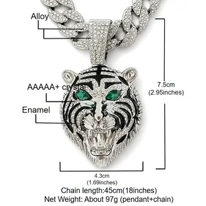 Detailansicht der vereisten Tigerkopf-Halskette mit Maßen und Materialspezifikationen.