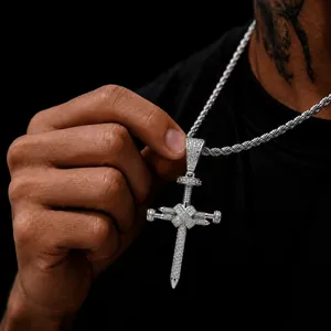 Détail du pendentif croix en clous glacé avec pierres de zircone cubique blanches