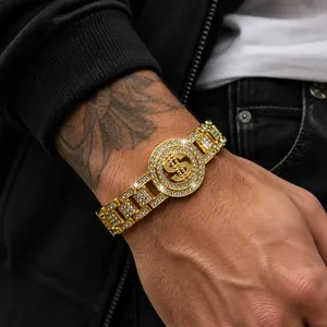 Vista dettagliata di un braccialetto hip hop in oro con segno del dollaro rotante e cristalli