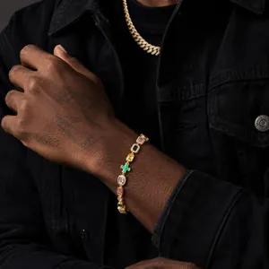 Nahaufnahme des Hip-Hop-Herrenarmbands mit 8mm bunten geometrischen Edelsteinen und Zirkonia.