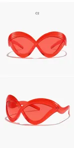 Vorder- und Seitenansicht der futuristischen roten Oversized-Cateye-Sonnenbrille im Liniendesign.