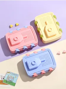 Stampi per ghiaccioli in silicone a forma di carro armato in tre colori vivaci