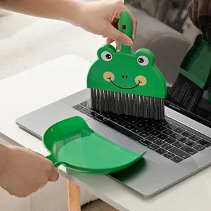 Lindo mini juego de escoba y recogedor de rana verde para limpiar escritorio y teclado
