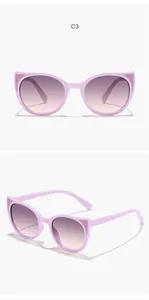 Dettaglio occhiali da sole cat-eye viola per bambini con glitter e lenti sfumate.