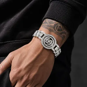 Primo piano del braccialetto hip-hop con dollaro rotante su un polso maschile tatuato