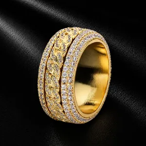 Gros plan d'une bague chaîne cubaine rotative hip hop avec zircons pour hommes