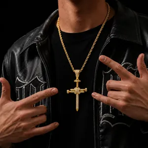Détail du pendentif croix clou hip hop en or avec pierres de zircone serties.