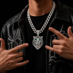 Detailansicht einer Hip-Hop Tiger-Halskette mit grünen Augen und einer Panzerkette.