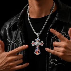 Κοντινό πλάνο μενταγιόν σταυρού hip hop με πολύχρωμα ζιργκόν και λεπτομέρειες