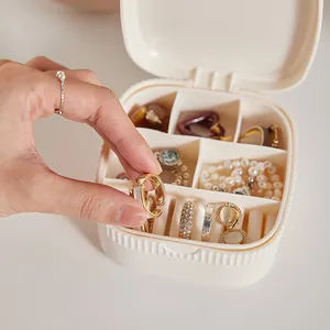 Práctico mini joyero de viaje portátil para anillos y pendientes en blanco crema
