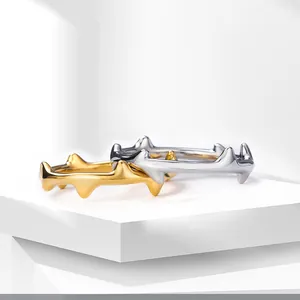 Detaillierte Nahaufnahme von gold- und silbernen Dornenringen mit einem Hochglanz-Metallic-Finish